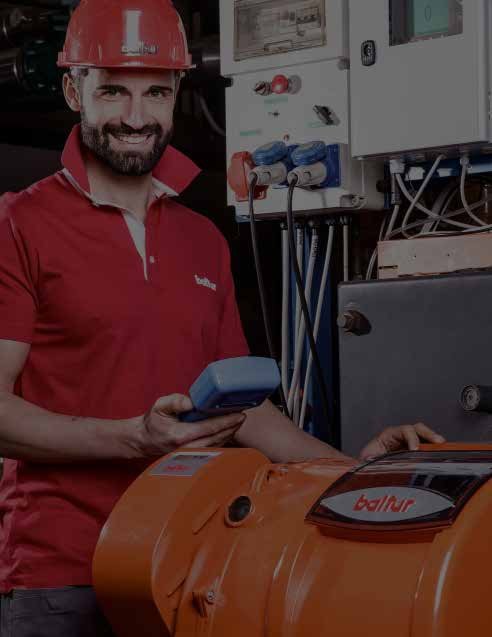 Técnico de asistencia Baltur junto a un quemador